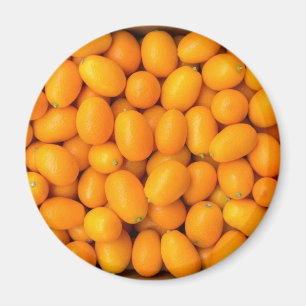 Hög av orange kumquats i kartong magnet