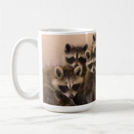 Hög av raccoonsmug.en mugg