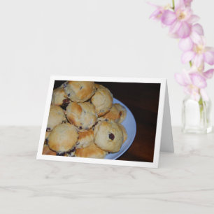 Hög med russinbullar på tallrik kort