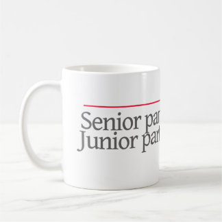 "HÖG PARTNER PÅ WORK.JUNIOR-PARTNERN HEMMA", -- KAFFEMUGG