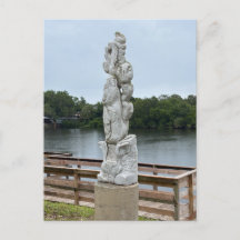 Hög stenskulptur till minne
