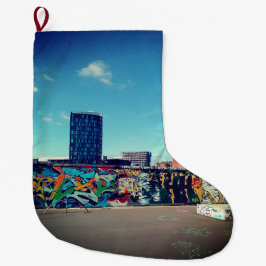 Hög stiga upp bakom en graffiti-vägg stor julstrumpa