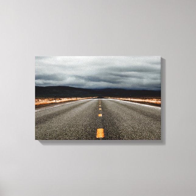 Hög till berg under Cloudy Himmel Canvastryck (Framsida)