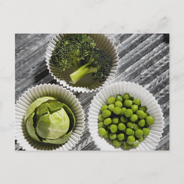 Hög vinkel syn på grönsaker i pappra kopp vykort (Framsida)