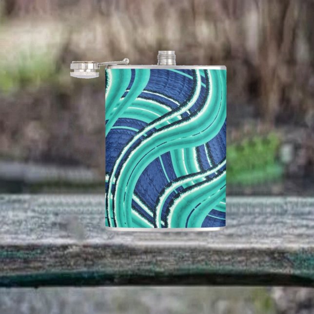 Höger Fickplunta (The bold, patterns in this Highways Flask design, display, a touch of Art Deco style!)