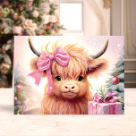 Höghlandskö i baby med Rosa Bow jul Helgkort<br><div class="desc">Sprid festglädje med vår höglandskö i Baby med Rosa Bow-Helgdag! Det här vackra kortet är en charmerande illustration av en söt höglandskon i baby, försedd med en stor rosa, omgiven av helgdag och presenter. Perfekt för att dela önskemål med vänner och familj, detta kort fångar julens nyfikna och spännande anda....</div>
