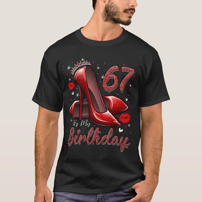 Högklackar som går in i min 67:e födelsedag 67 och t shirt (Framsida)