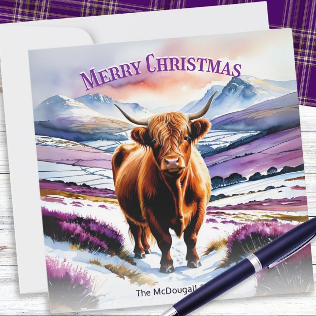 Höglandskö i Anpassningsbarna  om vattenfärg i Snö Julkort (A Christmas card illustrated with a Highland cow in Scottish mountains with purple heather)