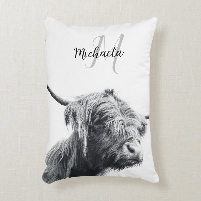 Höglandstko porträtt inledande monogram svart vitt prydnadskudde (Framsidan(Vertikal))