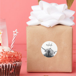 Höglandstko porträtt inledande monogram svart vitt runt klistermärke