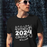 Högre 2024 med namn student t shirt<br><div class="desc">Få redo att göra en snyggt påstående med den här "Senior 2024" Zazzle t-shirt! Designad för att fira din akademiska resa,  är den här garantin ett måste-ha-garanti för alla trendinställda student och perfekter att visa upp ditt klassmässiga pride för hela din high school eller College äventyr</div>