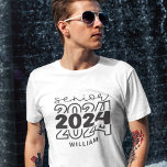 Högre 2024 med namn student t shirt<br><div class="desc">Få redo att göra en snyggt påstående med den här "Senior 2024" Zazzle t-shirt! Designad för att fira din akademiska resa,  är den här garantin ett måste-ha-garanti för alla trendinställda student och perfekter att visa upp ditt klassmässiga pride för hela din high school eller College äventyr</div>