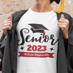 Högre klass 2023 studenten t shirt<br><div class="desc">Fira ditt äldre år och studenten med denna moderna t-shirt med contemporaryn "Senior 2023"-typografi i svart och röd dekorerad med ett svart student-lock med röd tassel. Anpassa enkelt den här t-tröjan med ditt studenten år och namn genom att redigera mallen fält. Den här t-shirt är en del av vår "Studenten-familjens...</div>
