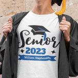 Högre klass 2023 studenten t shirt<br><div class="desc">Fira ditt äldre år och studenten med denna moderna t-shirt med contemporaryn "Senior 2023"-typografi i svart och blå dekorerad med ett svart student-lock med blått tassel. Anpassa enkelt den här t-tröjan med studenten och namn genom att redigera mallen fält. Den här t-shirt är en del av vår "Studenten-familjens matchande T-Shirts"...</div>