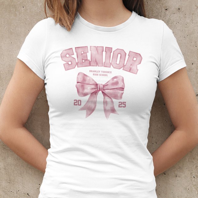 Högre klass 2025 Rosa Bow Studenten År T Shirt (Skapare uppladdad)