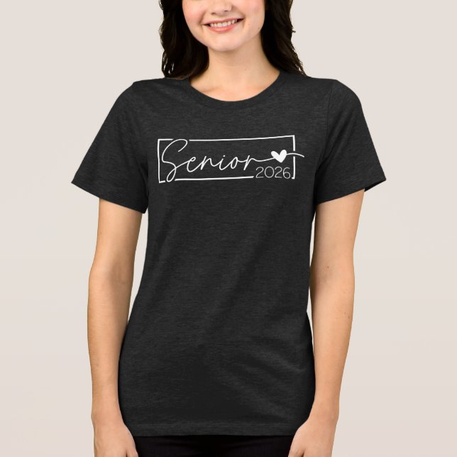 Högre klass 2026 Studenten 2026 T Shirt (Framsida)
