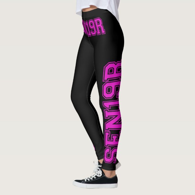 Högre klass i 2019 Shock rosa Typografi SEN19R Leggings (Vänster)