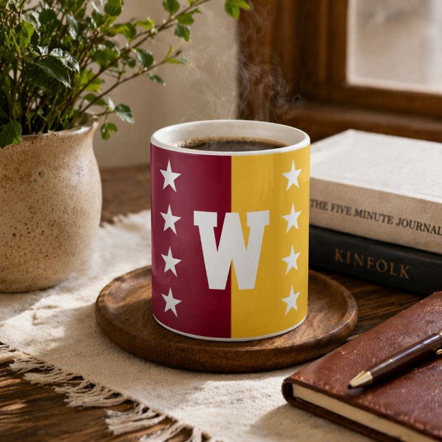Högskolefärger Maroon & Guld Monogram Kaffemugg (Skapare uppladdad)