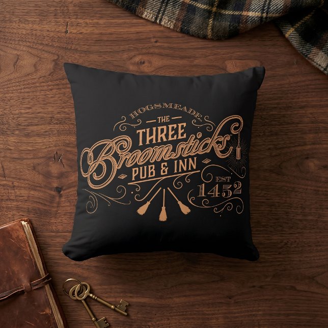 HOGSMEADE™ THE THREE BROOMSTICKS™ Pub & Värdshus Kudde (Skapare uppladdad)