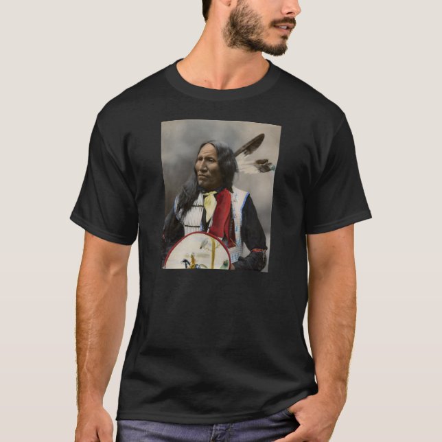 Högsta strejkor med näsan, Oglala Sioux 1899 Tee Shirt (Framsida)