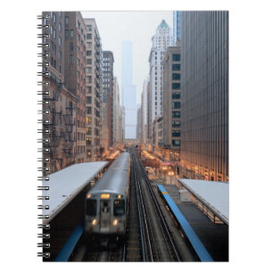 Högstämd stång i i stadens centrum Chicago öve Anteckningsbok Med Spiral