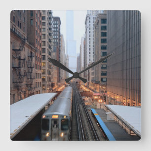 Högstämd stång i i stadens centrum Chicago öve Fyrkantig Klocka