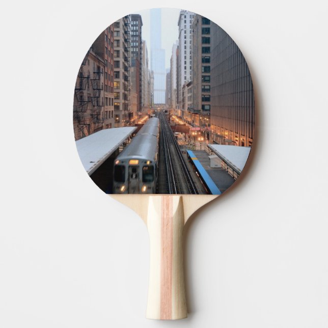 Högstämd stång i i stadens centrum Chicago över Pingisracket (Framsidan)