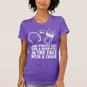 Högt fem i Ansikte med en ordförande T-shirt