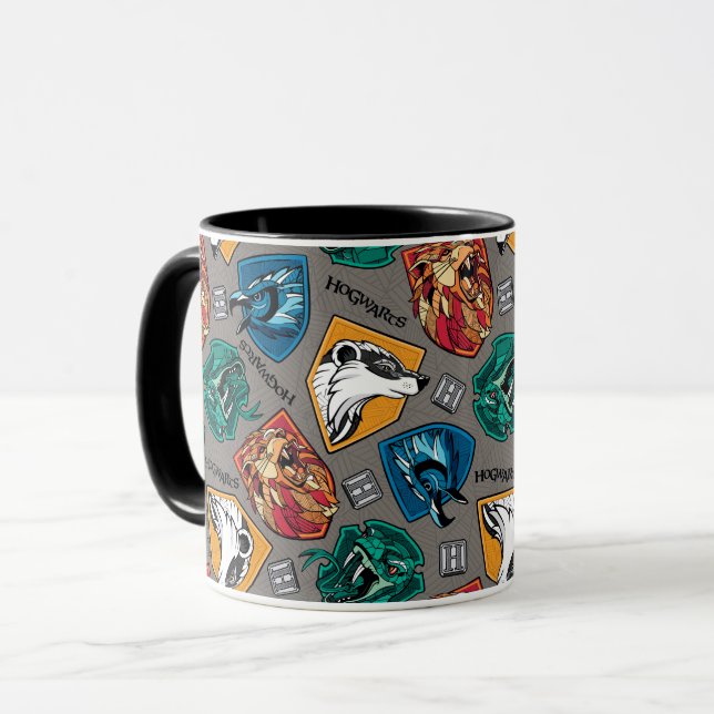 HOGWARTS™ Houses Crosshatched Mönster Mugg (Framsida vänster)
