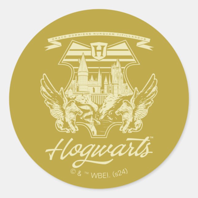 HOGWARTS™ Winged Shield Graphic Runt Klistermärke (Framsida)