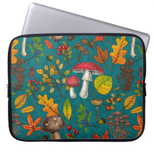 Höjd, löv, nöt och bär på blått laptop fodral