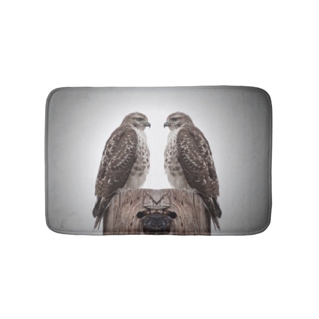 Hökar på en posta badrumsmatta (Framsidan)