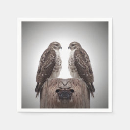 Hökar på en posta pappersservett