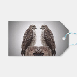 Hökar på en posta presentetikett