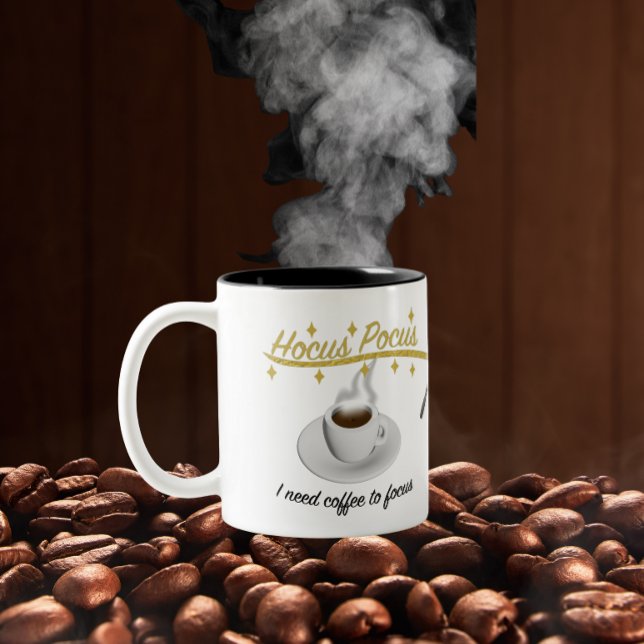 Hokus Pokus jag behöver kaffe för att fokusera Två-Tonad Mugg (Skapare uppladdad)