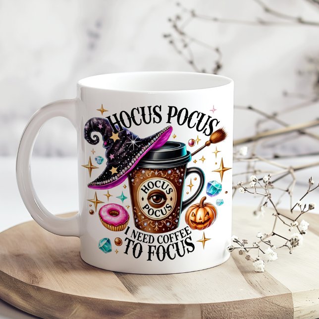 "Hokus Pokus Jag Behöver Kaffe" Rolig Häxig  Jumbo Mugg ("Hocus Pocus I Need Coffee" Funny Witchy Giant Coffee Mug on a kitchen table with tiny dry flowers)