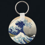 Hokusai Den Underbara vågens Nyckelring<br><div class="desc">Hokusai Den Underbara vågens nyckelring. Japanskt träblock, från 1830-1833. Hokusais Underbara våg av Kanagawa är ett av de mest berömd japanska konstverken i världen, det första inlägget i hans 36 vyer av Mount Fuji. Berget i sig kan ses i bakgrunden medan vågen hotar träfiskebåtar. En underbar gåva till fläkt av...</div>