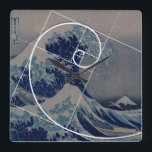 Hokusai Meets Fibonacci, Golden Ratio Fyrkantig Klocka<br><div class="desc">"Den Underbara vågen" av Hokusai,  det perfekt exemplet Fibonacci spiral,  med gyllene proportioner som "Fibonacci code" för konst,  vetenskap och matematik. Fascinerande konstnärer och vetenskapsmän i århundraden.</div>