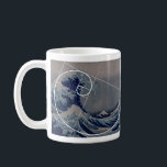Hokusai möter Fibonacci, guld- förhållande Kaffemugg<br><div class="desc">" Vinkar underbaren" vid Hokusai, det perfekta exemplet av Fibonacci spiral, guld- förhållandet som det är "en Fibonacci, kodifierar" för konst, vetenskap och math. Fascinerande konstnärer och forskare sedan århundraden tillbaka.</div>