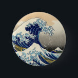 Hokusai som underbaren vinkar knäppas knapp<br><div class="desc">Hokusai som underbara Wave knäppas. Japanskt träklosstryck från 1830-1833. Ett av de mest berömda japanska konstverken i världen, Hokusais underbar vinkar av Kanagawa är det första tillträdeet i hans Thirty-six beskådar av Mount Fuji. Berg sig själv kan ses i bakgrundsstunderna som vinka hotar träfiskebåtar. En underbar gåva för fläktar av...</div>
