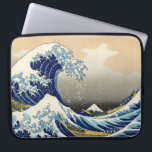 Hokusai Underbara vågen Laptop sleeve<br><div class="desc">Hokusai Den Underbara vågen Laptop sleeve. Japanskt träblock, från 1830-1833. Hokusais Underbara våg av Kanagawa är ett av de mest berömd japanska konstverken i världen, det första inlägget i hans 36 vyer av Mount Fuji. Berget i sig kan ses i bakgrunden medan vågen hotar träfiskebåtar. En underbar gåva till fläkt...</div>