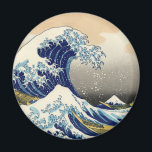 Hokusai, Underbara vågmagnet Magnet<br><div class="desc">Hokusai Den Underbara vågmagneten. Japanskt träblock, från 1830-1833. Hokusais Underbara våg av Kanagawa är ett av de mest berömd japanska konstverken i världen, det första inlägget i hans 36 vyer av Mount Fuji. Berget i sig kan ses i bakgrunden medan vågen hotar träfiskebåtar. En underbar gåva till fläkt av Hokusai,...</div>