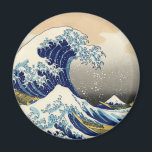 Hokusai, Underbara vågmagnet Magnet<br><div class="desc">Hokusai Den Underbara vågmagneten. Japanskt träblock, från 1830-1833. Hokusais Underbara våg av Kanagawa är ett av de mest berömd japanska konstverken i världen, det första inlägget i hans 36 vyer av Mount Fuji. Berget i sig kan ses i bakgrunden medan vågen hotar träfiskebåtar. En underbar gåva till fläkt av Hokusai,...</div>