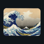 Hokusai, Underbara vågmagnet Magnet<br><div class="desc">Hokusai Den Underbara vågmagneten. Japanskt träblock, från 1830-1833. Hokusais Underbara våg av Kanagawa är ett av de mest berömd japanska konstverken i världen, det första inlägget i hans 36 vyer av Mount Fuji. Berget i sig kan ses i bakgrunden medan vågen hotar träfiskebåtar. En underbar gåva till fläkt av Hokusai,...</div>