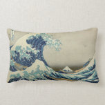Hokusai: Underbaren vinkar av Kanagawa Lumbarkudde<br><div class="desc">Hokusai: Underbaren vinkar av Kanagawa. Katsushika Hokusai var en japansk konstnär,  ukiyo-emålare och printmaker av den Edo perioden</div>