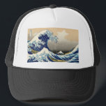 Hokusai underbaren vinkar hatten truckerkeps<br><div class="desc">Hokusai underbaren vinkar hatten. Japanskt träklosstryck från 1830-1833. Ett av de mest berömda japanska konstverken i världen, Hokusais underbar vinkar av Kanagawa är det första tillträdeet i hans Thirty-six beskådar av Mount Fuji. Berg sig själv kan ses i bakgrundsstunderna som vinka hotar träfiskebåtar. En underbar gåva för fläktar av Hokusai,...</div>