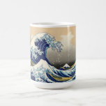 Hokusai underbaren vinkar muggen kaffemugg<br><div class="desc">Hokusai underbaren vinkar muggen. Japanskt träklosstryck från 1830-1833. Ett av de mest berömda japanska konstverken i världen, Hokusais underbar vinkar av Kanagawa är det första tillträdeet i hans Thirty-six beskådar av Mount Fuji. Berg sig själv kan ses i bakgrundsstunderna som vinka hotar träfiskebåtar. En underbar gåva för fläktar av Hokusai,...</div>