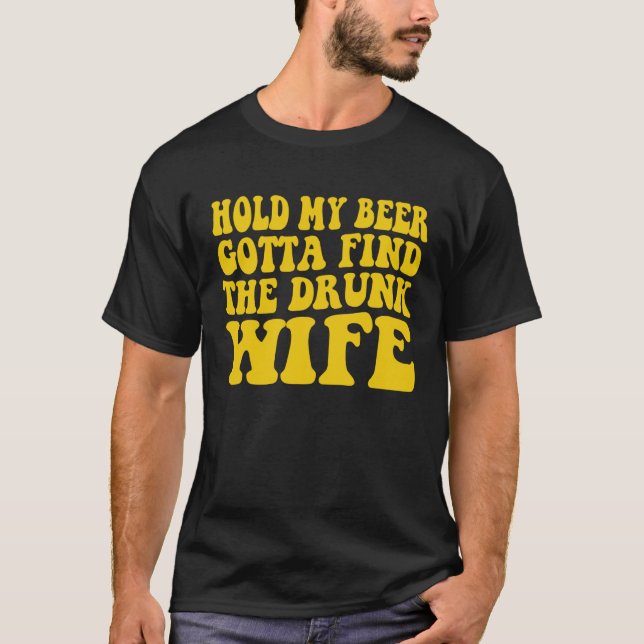 Hold My Beer Gotta Find The Drunk Wife T Shirt (Framsida)