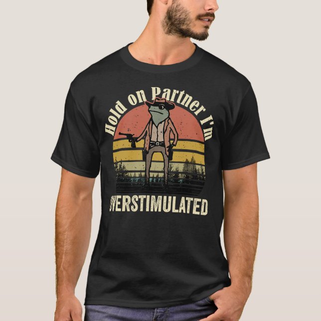 Hold On Partner I'm Overstimulated Cowboy Frog Vin T Shirt (Framsida)