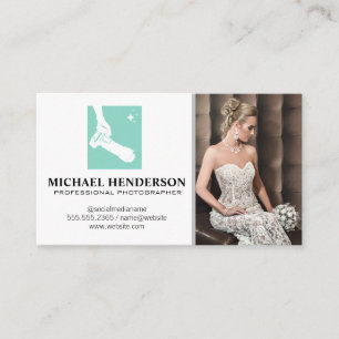 Holding Camera Logotyp Modell i Bröllop Dress Visitkort